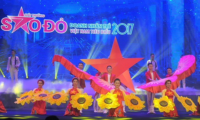 Trao giải thưởng Sao Đỏ - 100 Doanh nhân trẻ tiêu biểu 2017 ảnh 1