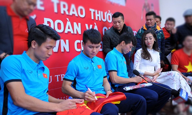 Xúc động dòng chữ xăm trên tay 'người hùng' Quang Hải ảnh 5