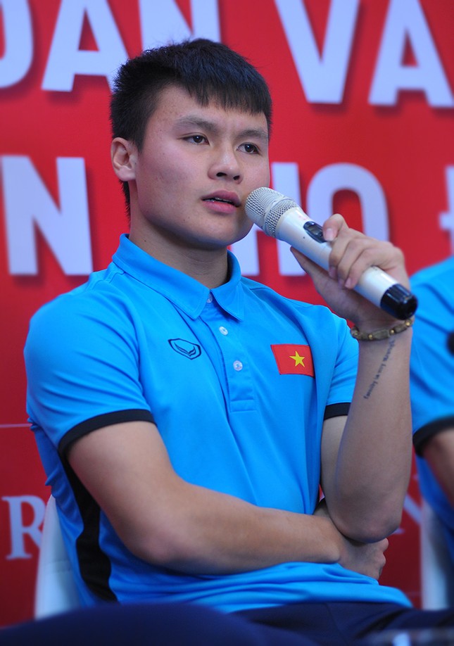 Xúc động dòng chữ xăm trên tay 'người hùng' Quang Hải ảnh 2