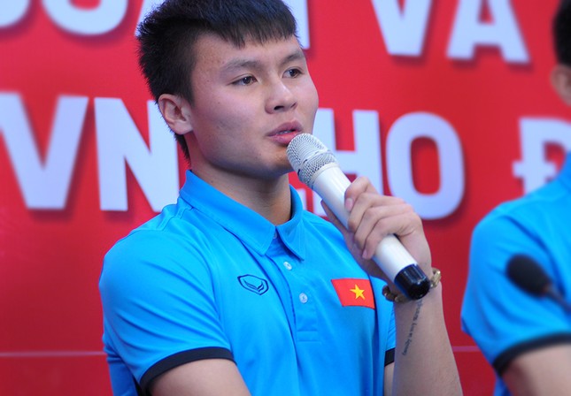 Xúc động dòng chữ xăm trên tay 'người hùng' Quang Hải ảnh 1