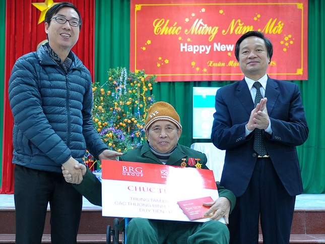 Sẻ chia Tết ấm với thương bệnh binh và người có công ảnh 2