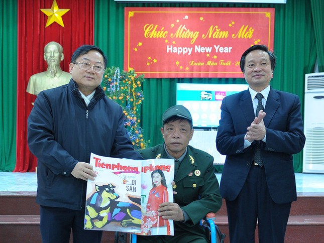 Sẻ chia Tết ấm với thương bệnh binh và người có công ảnh 3