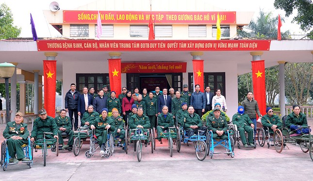 Sẻ chia Tết ấm với thương bệnh binh và người có công ảnh 4