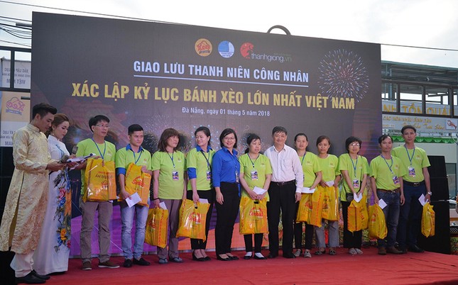 Việt Nam có kỷ lục bánh xèo khổng lồ ảnh 1