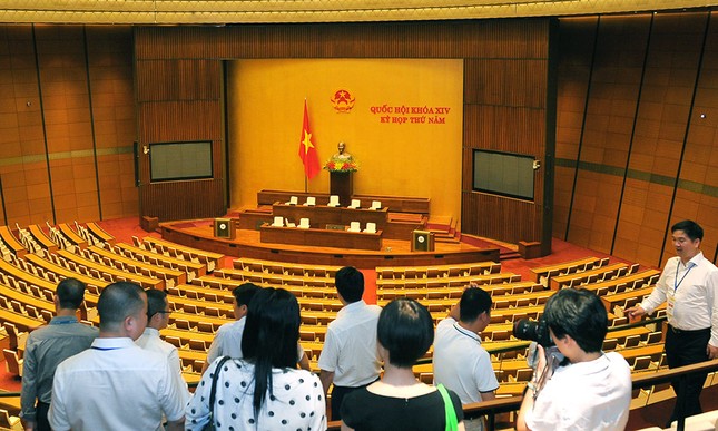 Đại biểu Gặp gỡ hữu nghị thanh niên Việt -Trung tham quan Nhà Quốc hội ảnh 1