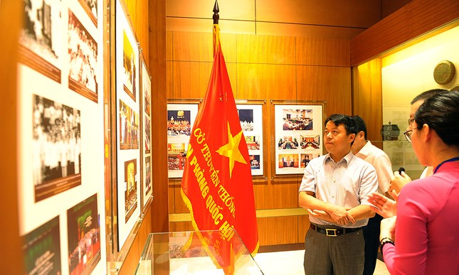 Đại biểu Gặp gỡ hữu nghị thanh niên Việt -Trung tham quan Nhà Quốc hội ảnh 4