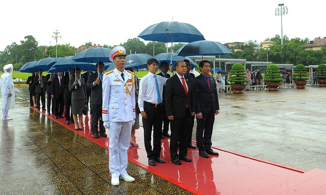 Đoàn đại biểu Hội LHTN Campuchia viếng Lăng Chủ tịch Hồ Chí Minh ảnh 2