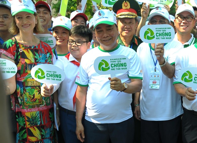 Cậu bé tặng hoa, bắt tay nguyên thủ nhiều quốc gia là đại sứ chống rác thải nhựa ảnh 2