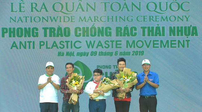 Cậu bé tặng hoa, bắt tay nguyên thủ nhiều quốc gia là đại sứ chống rác thải nhựa ảnh 1