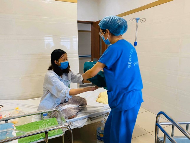 Năm em bé chào đời ở Bệnh viện Bạch Mai giữa 'tâm bão' cách ly ảnh 1