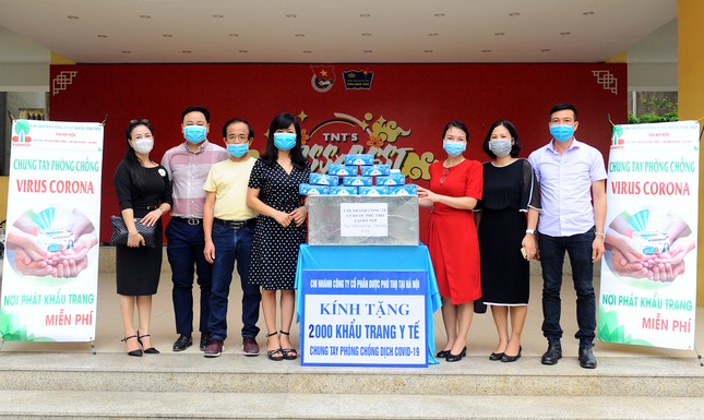 Tặng khẩu trang y tế cho học sinh trở lại trường học sau thời gian nghỉ dịch ảnh 1
