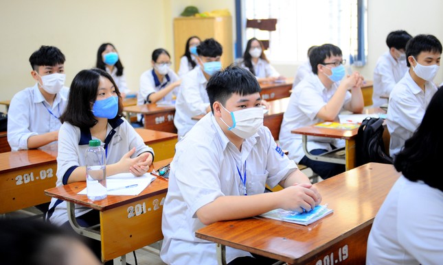 Tặng khẩu trang y tế cho học sinh trở lại trường học sau thời gian nghỉ dịch ảnh 3