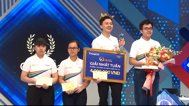 Khán giả đặc biệt 'tiếp sức' 10X xứ Nghệ ngược dòng giành vòng nguyệt quế Olympia ảnh 2
