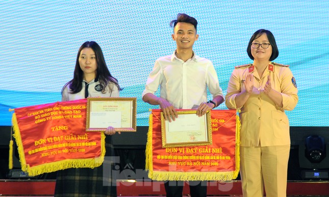 Sôi nổi tiểu phẩm phản ánh ý thức tham gia giao thông của người trẻ ảnh 4