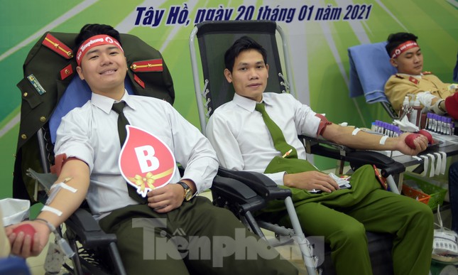 Tuổi trẻ Công an Thủ đô sẻ chia giọt máu tiếp sức Chủ nhật Đỏ 2021 ảnh 13