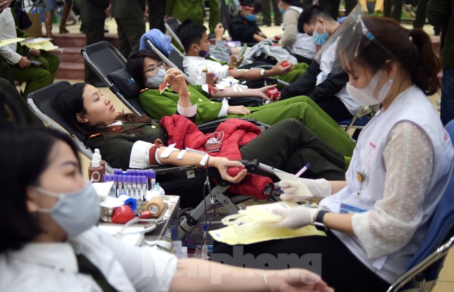 Tuổi trẻ Công an Thủ đô sẻ chia giọt máu tiếp sức Chủ nhật Đỏ 2021 ảnh 15
