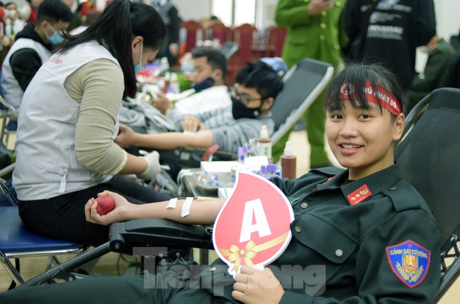 Tuổi trẻ Công an Thủ đô sẻ chia giọt máu tiếp sức Chủ nhật Đỏ 2021 ảnh 12