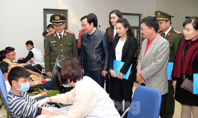 Tuổi trẻ Công an Thủ đô sẻ chia giọt máu tiếp sức Chủ nhật Đỏ 2021 ảnh 11