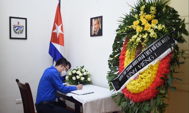 T.Ư Đoàn đặt vòng hoa viếng, chia buồn nguyên Chủ tịch Quốc hội nước Cộng hoà Cuba từ trần ảnh 1