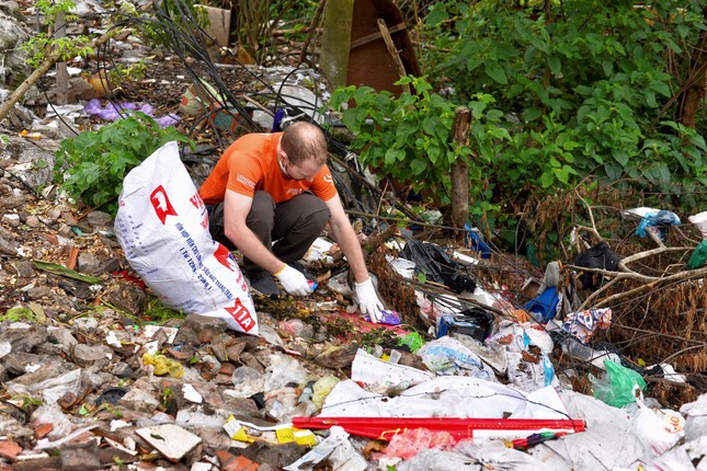 Nhóm bạn trẻ tranh thủ ngày nghỉ đi thu gom rác thải ở gầm cầu, bãi sông ảnh 6