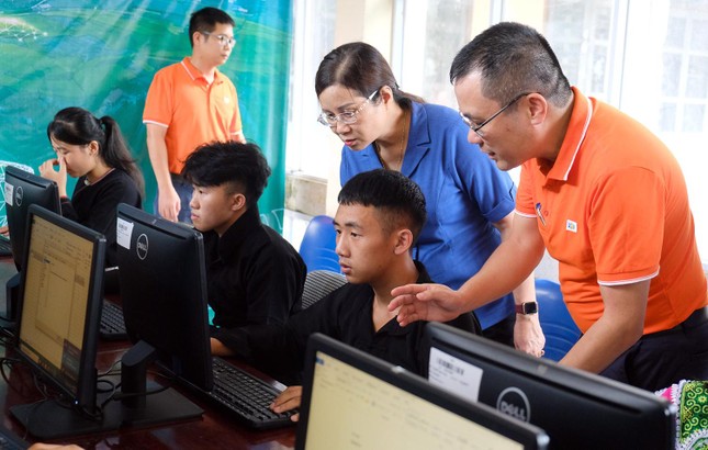 Tặng 1.000 máy tính cho học sinh Hà Giang ảnh 2