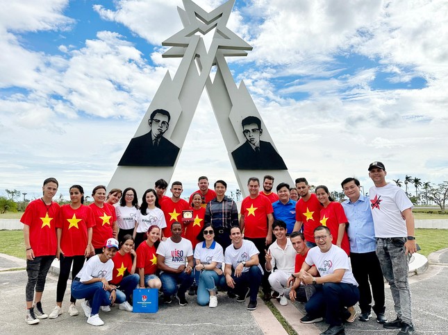 Đoàn đại biểu thanh niên Việt Nam thăm, tặng quà địa phương của Cuba bị ảnh hưởng bão ảnh 4