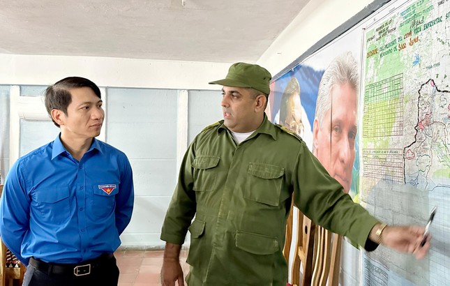 Đoàn đại biểu thanh niên Việt Nam thăm, tặng quà địa phương của Cuba bị ảnh hưởng bão ảnh 2