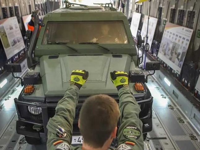 Đi tuần tra với xe siêu sang Mercedes G-class ảnh 2