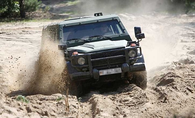 Đi tuần tra với xe siêu sang Mercedes G-class ảnh 1