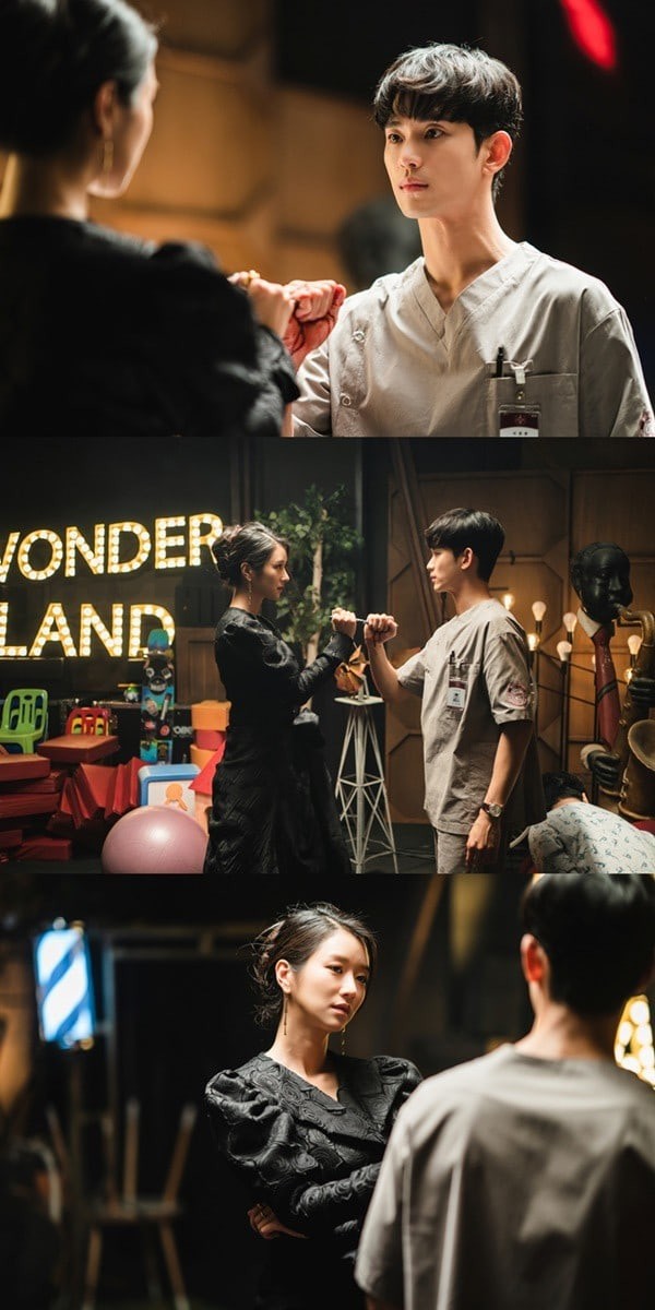 Knet khen nức nở vẻ đẹp và phong thái “Điên thì có sao” của “cụ giáo” Kim Soo Hyun ảnh 1