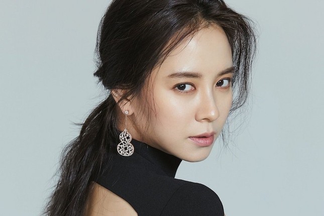 Cặp đôi vàng K-biz Taeyang và Min Hyo Rin kỷ niệm 3 năm ngày cưới; “Phù thủy” Song Ji Hyo xuất hiện với visual "gây bão" ảnh 1