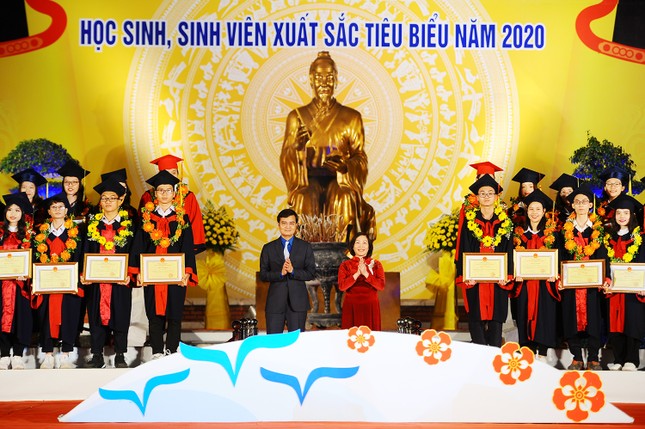 Khen thưởng 1,3 tỷ đồng cho học sinh, sinh viên Hải Phòng ảnh 1