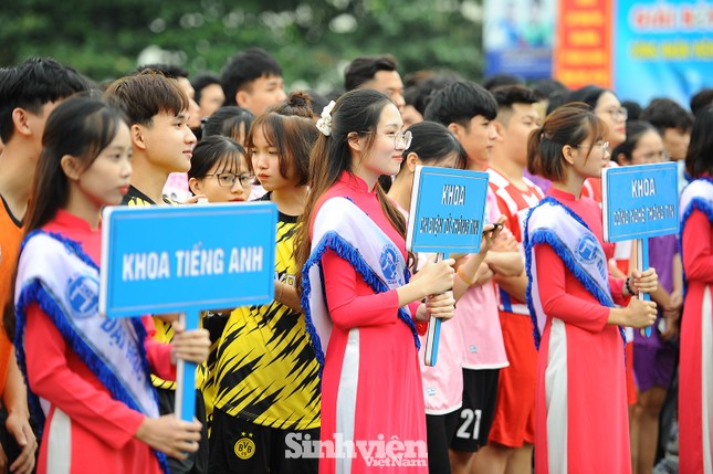 Ngắm nam thanh, nữ tú ĐH Mở Hà Nội tranh tài tại giải bóng đá sinh viên ảnh 1