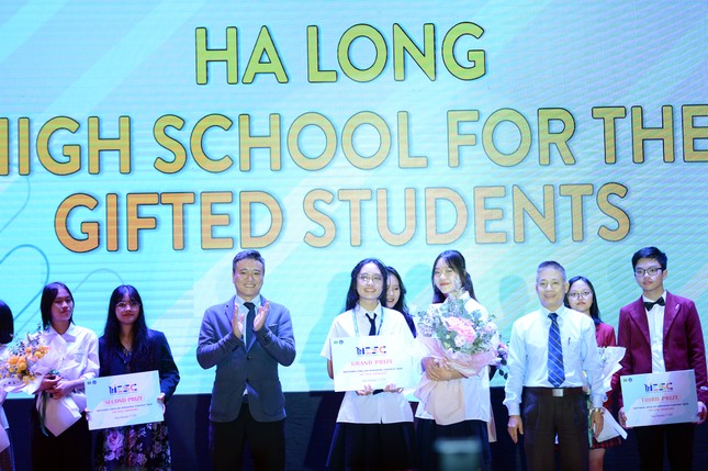 Học sinh Quảng Ninh giành quán quân cuộc thi “Hùng biện tiếng Anh Quốc gia 2020“ ảnh 1