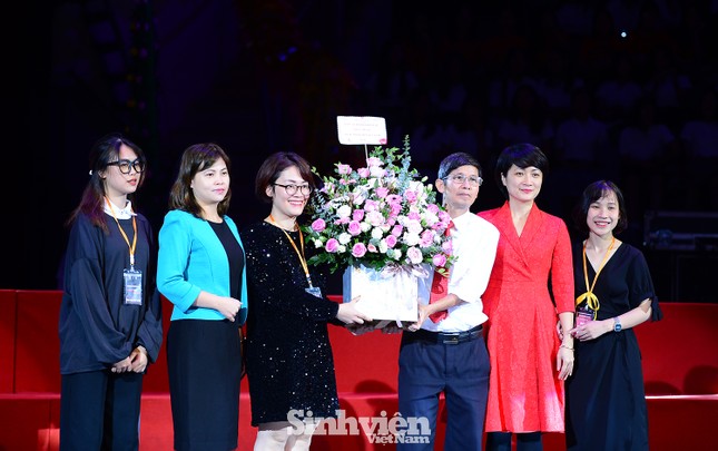 Hàng trăm sinh viên “Hòa ca - Thắp sáng ước mơ” tri ân thầy cô ảnh 7
