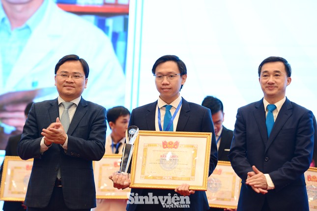 Vinh danh 10 Thầy thuốc trẻ Việt Nam tiêu biểu năm 2020 ảnh 9