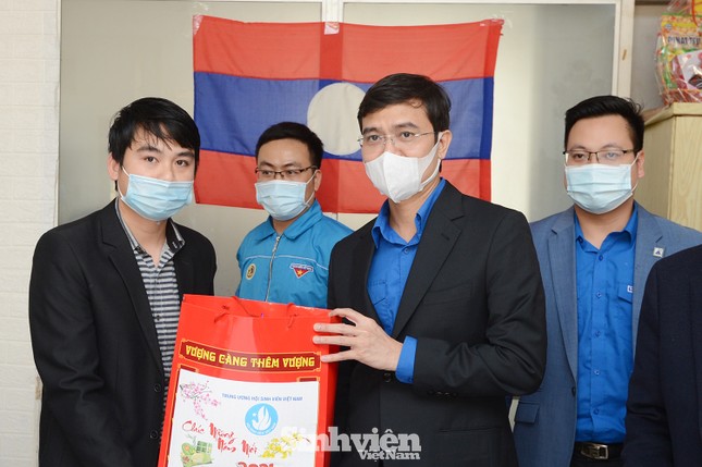 T.Ư Hội Sinh viên thăm và tặng quà lưu học sinh Lào nhân dịp Tết Tân Sửu 2021 ảnh 3