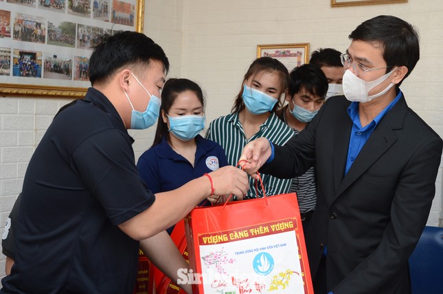 T.Ư Hội Sinh viên thăm và tặng quà lưu học sinh Lào nhân dịp Tết Tân Sửu 2021 ảnh 4