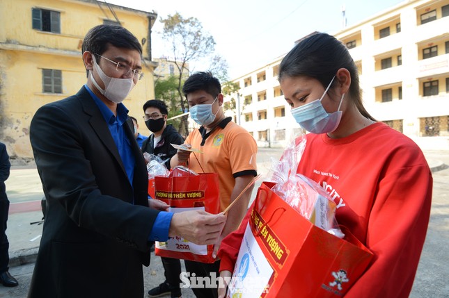 T.Ư Hội Sinh viên thăm và tặng quà lưu học sinh Lào nhân dịp Tết Tân Sửu 2021 ảnh 7