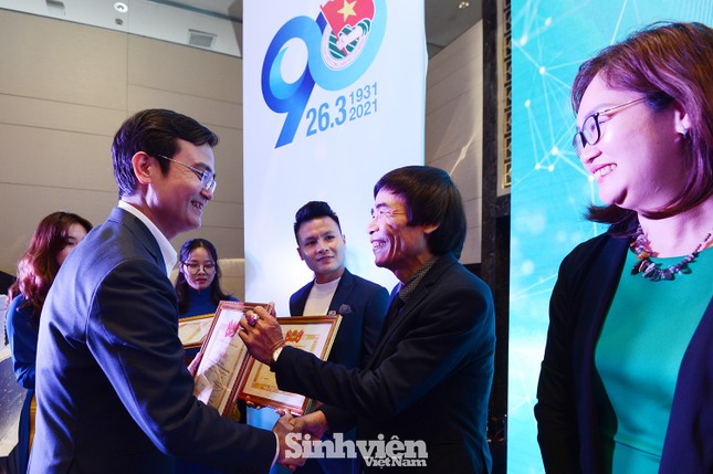 Cầu thủ Quang Hải sánh bước cùng TS Lê Thẩm Dương lên nhận bằng khen ảnh 5