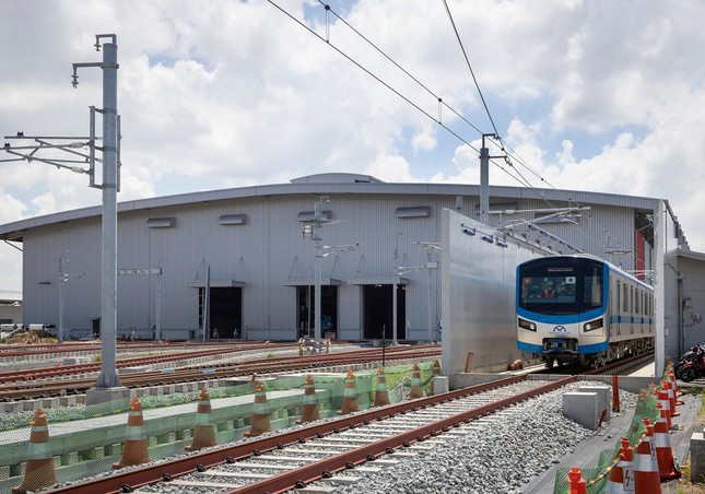 Hình ảnh chạy thử nghiệm đoàn tàu đầu tiên tại dự án metro số 1 TPHCM ảnh 8