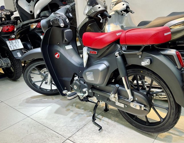 Honda Super Cub C125 đen nhám bị hét chênh hơn 100 triệu đồng ảnh 2