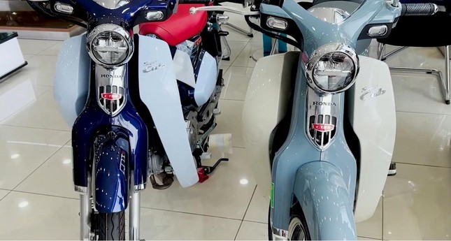 Honda Super Cub C125 đen nhám bị hét chênh hơn 100 triệu đồng ảnh 1