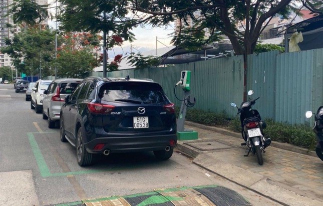 Người dùng xe điện bức xúc vì bị chiếm chỗ sạc ảnh 1