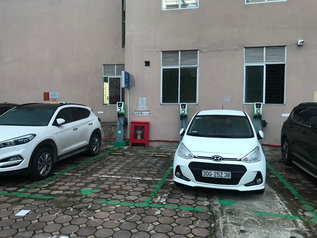 Người dùng xe điện bức xúc vì bị chiếm chỗ sạc ảnh 8
