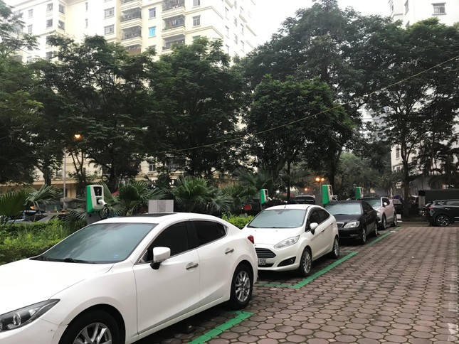 Người dùng xe điện bức xúc vì bị chiếm chỗ sạc ảnh 4