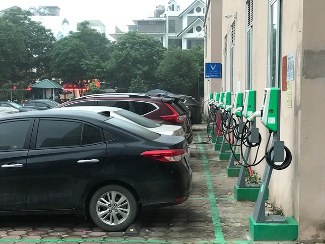 Người dùng xe điện bức xúc vì bị chiếm chỗ sạc ảnh 6