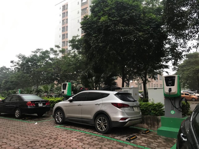 Người dùng xe điện bức xúc vì bị chiếm chỗ sạc ảnh 5