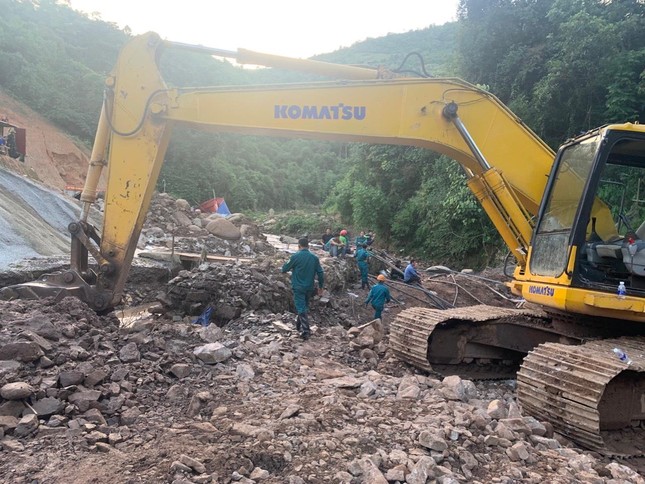 Hình ảnh hiện trường vụ công nhân mắc kẹt trong đường hầm dài 200m ngập nước ở Điện Biên ảnh 3