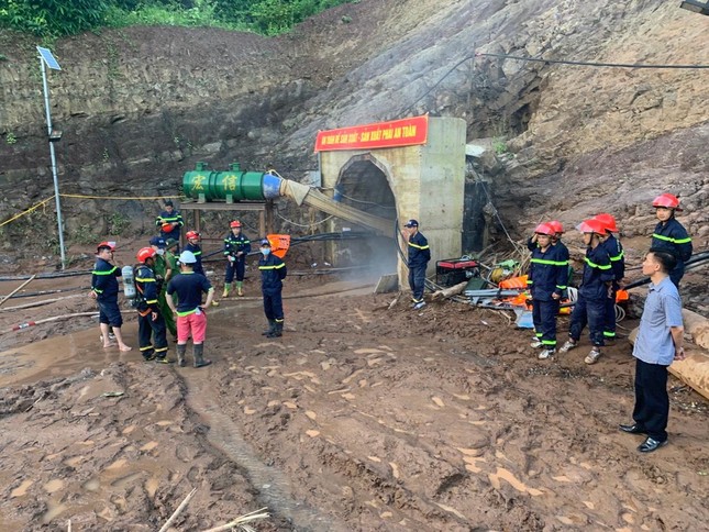 Hình ảnh hiện trường vụ công nhân mắc kẹt trong đường hầm dài 200m ngập nước ở Điện Biên ảnh 4